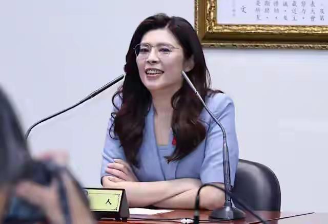 蓝营刺头一下都老实了！郑丽文参访大陆行程确定，蓝营不听话的那些全都转向了！
江启