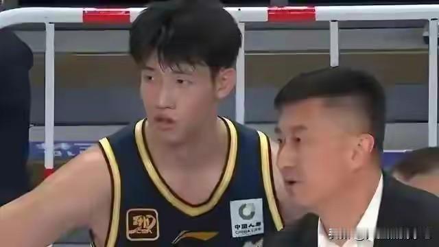 没想到啊，今晚黄明依表现这么好，半场结束黄明依拿到了10分3篮板的数据。这也是一