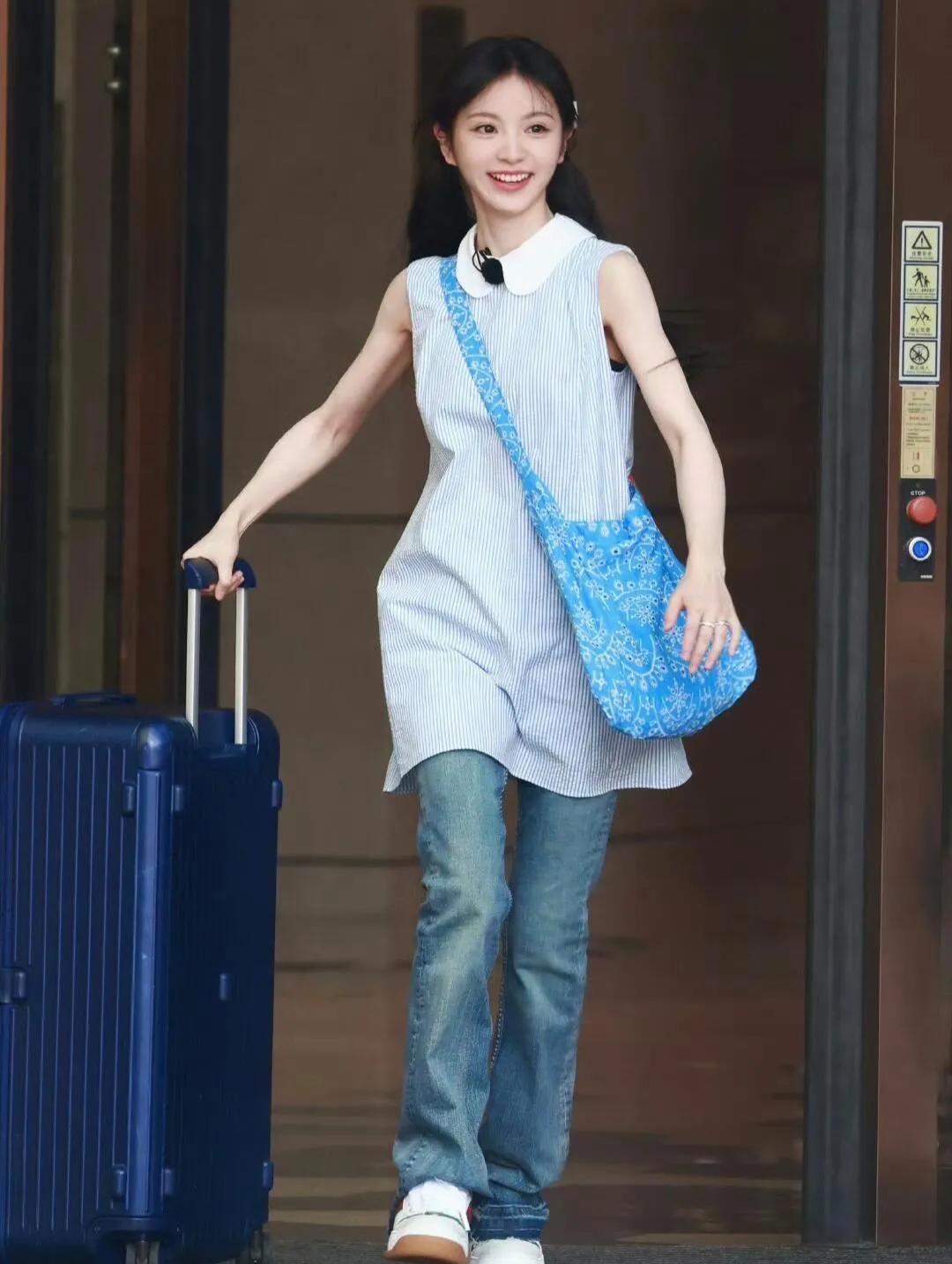 元气少女漫步林间，蓝色印花裙摆飘逸。