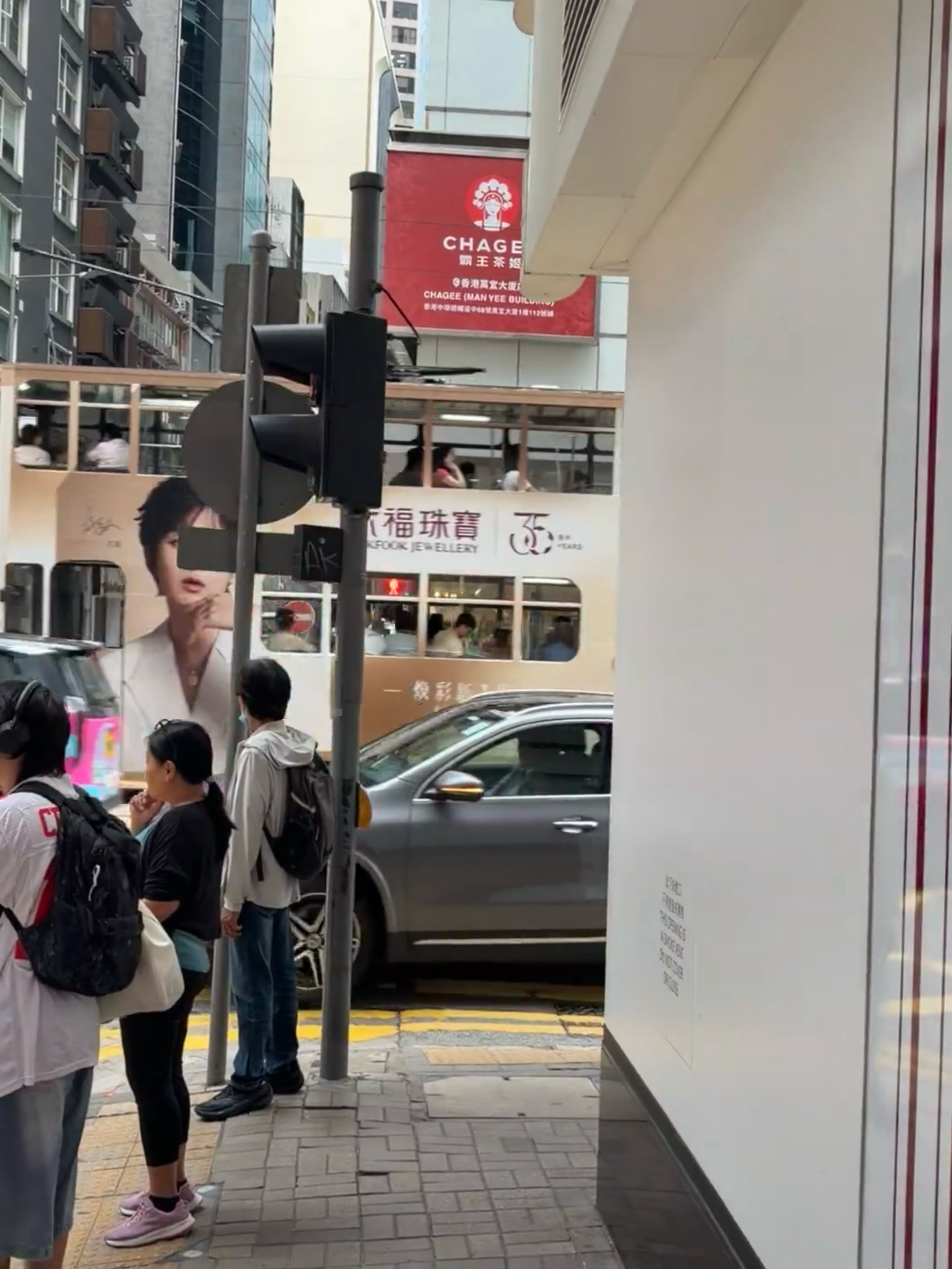 「你会不会突然的出现，在街角的咖啡店」原来真的会有这样的瞬间。坐在咖啡馆靠窗的位