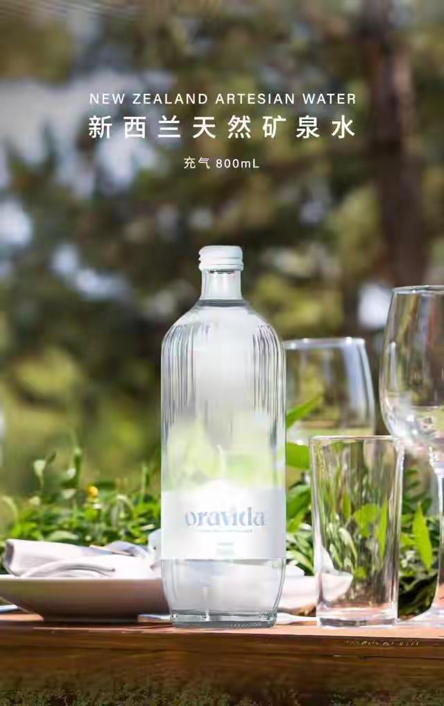 上海这家餐厅9瓶矿泉水收621元，同款网购才二十多块，差价大得让人咋舌。店家说自