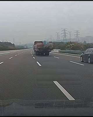 疲劳驾驶简直就是隐形“马路杀手”！长时间开车，大脑容易进入“待机模式”，眼睛也像