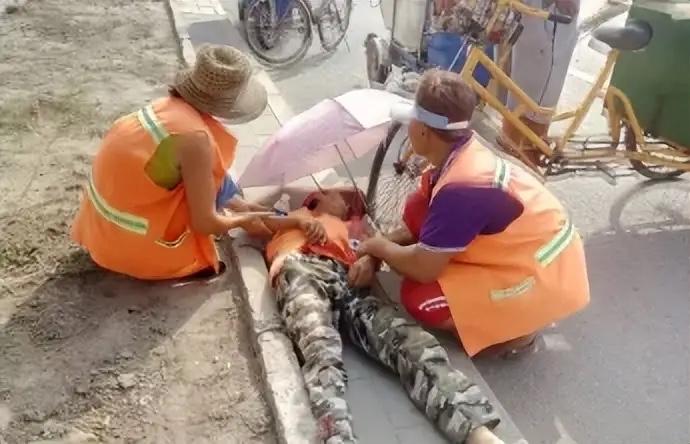 烈性犬闯小区伤人！两名环卫工遇袭，一逃一重伤，谁为悲剧买单？

浙江绍兴这起烈犬