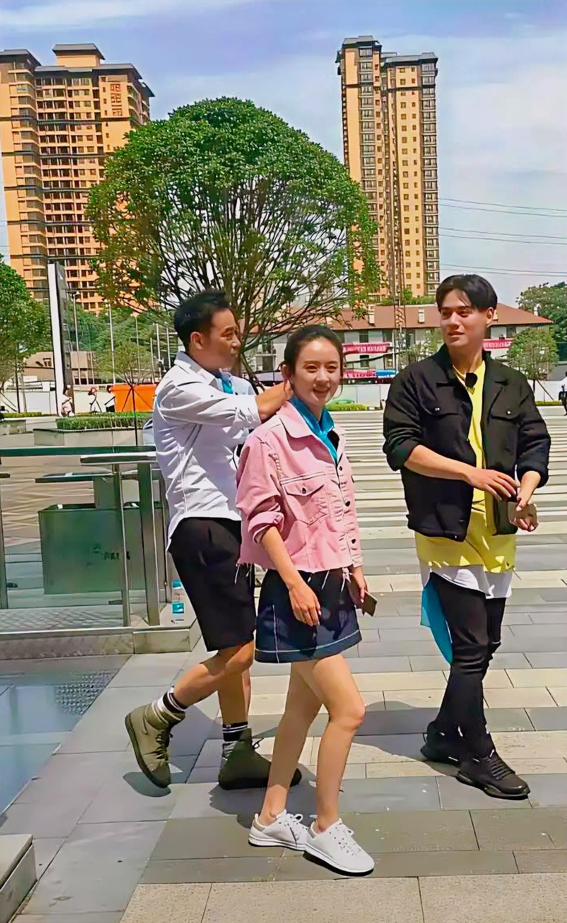 这是三位明星在多年前的一张合影照，你们能看得出来他们是谁吗？
这张照片拍摄于20