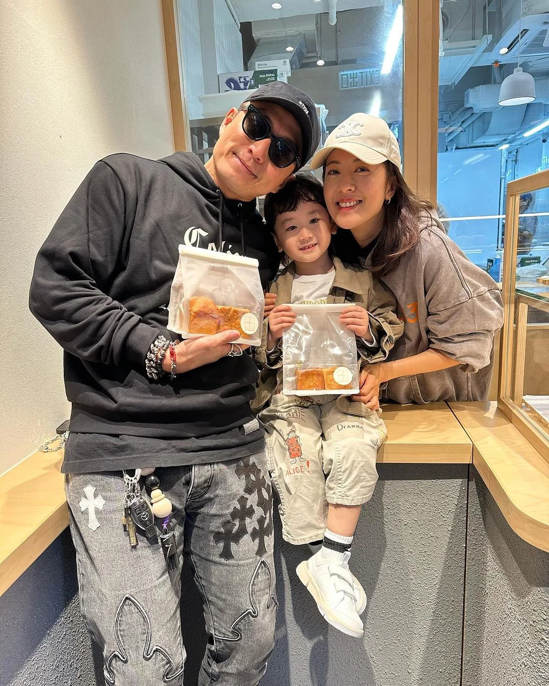 陈山聪带儿子Jaco到唐诗咏面包店打卡