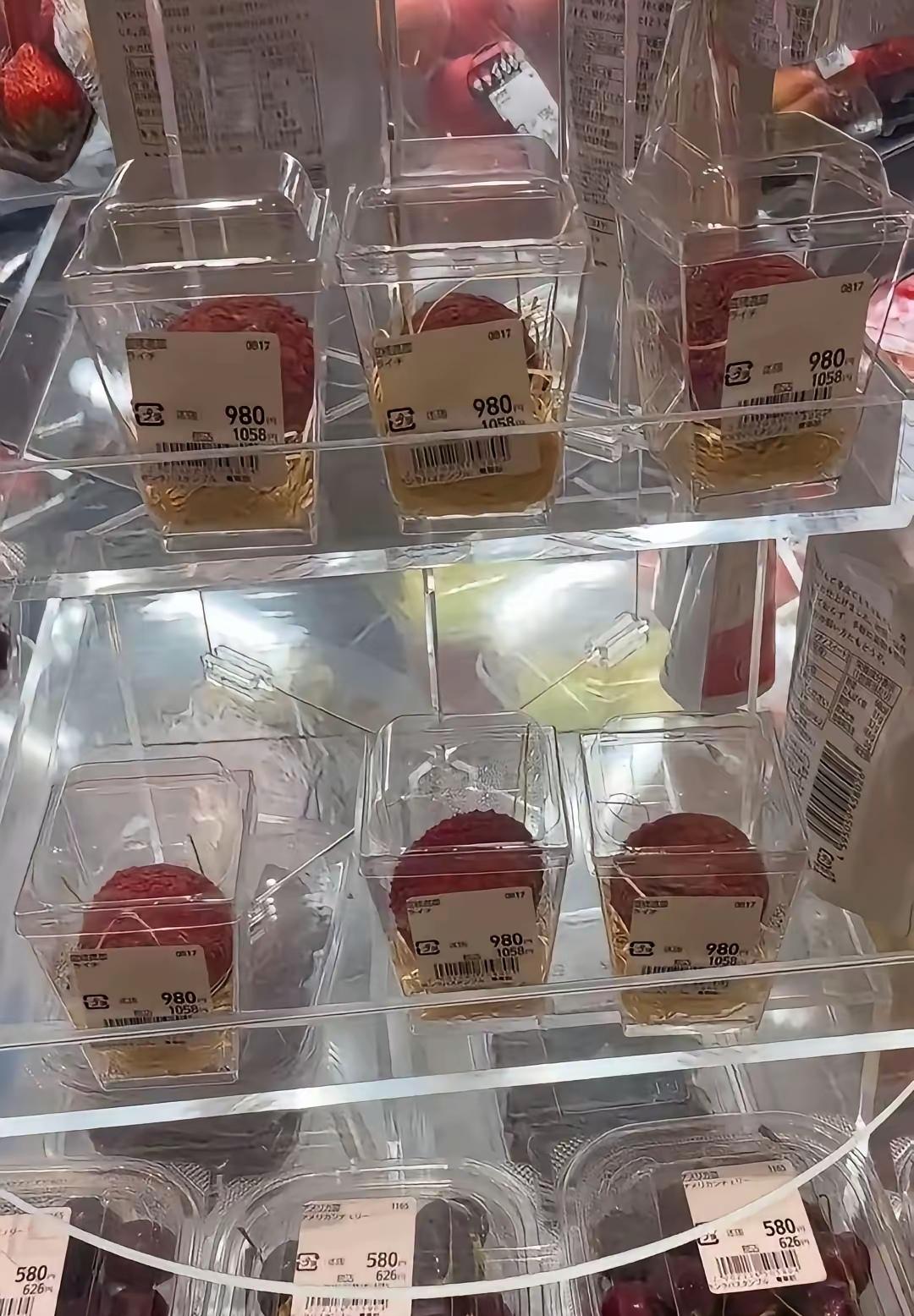 在日本，荔枝是论个卖的，看这品相也不咋滴呀。在日本，西瓜皮也是可以卖的，论袋卖。