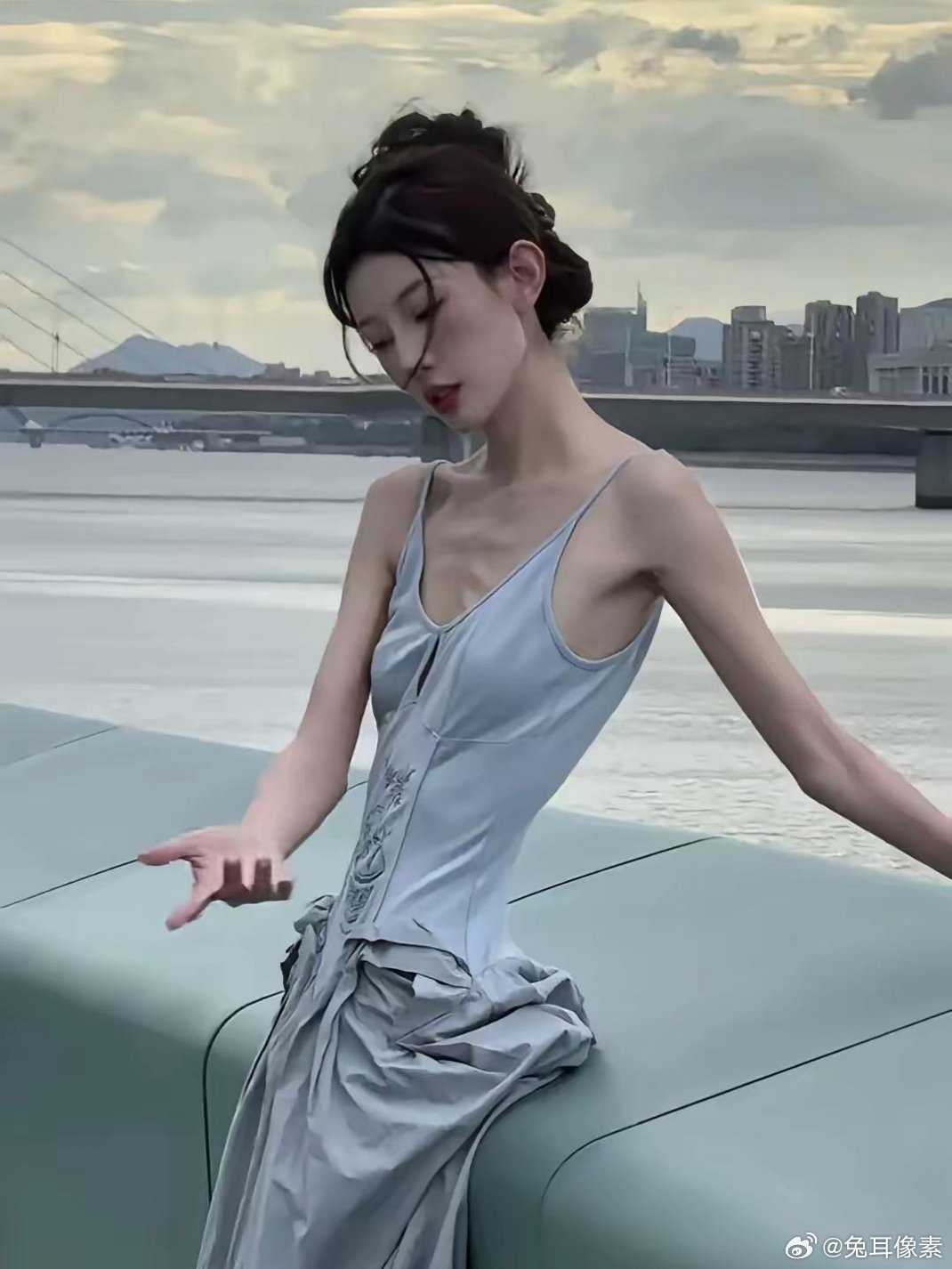 1.74m的演员王若曦体重只有64斤，真的有人喜欢这样的骨感美吗 ​​​