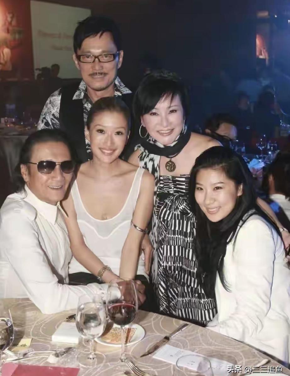 图一谢贤的小女友和狄波拉的眼睛有点像；
图二的谢婷婷和coco的笑容都一样。
聚