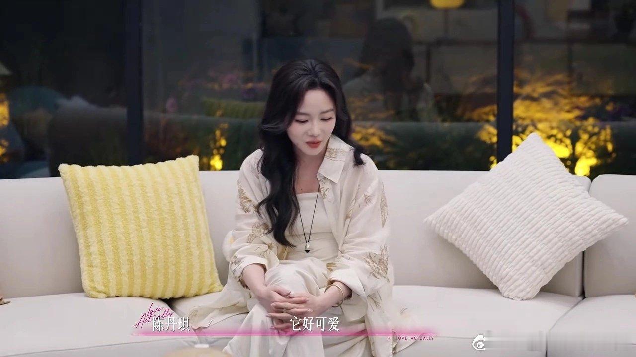 恋综居然公开嘉宾朋友圈了 半熟恋人太会了！陈丹琪朋友圈藏着偷看董卓然的小心思，他