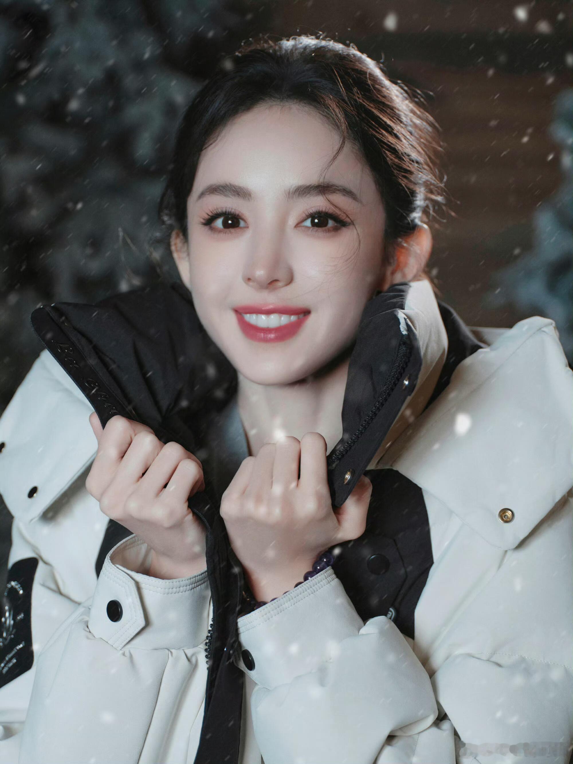 注意看这个女人叫小美，今天她生日，一起祝她嗨皮波斯得🎂杨迪晒与娜扎合照陈哲远他