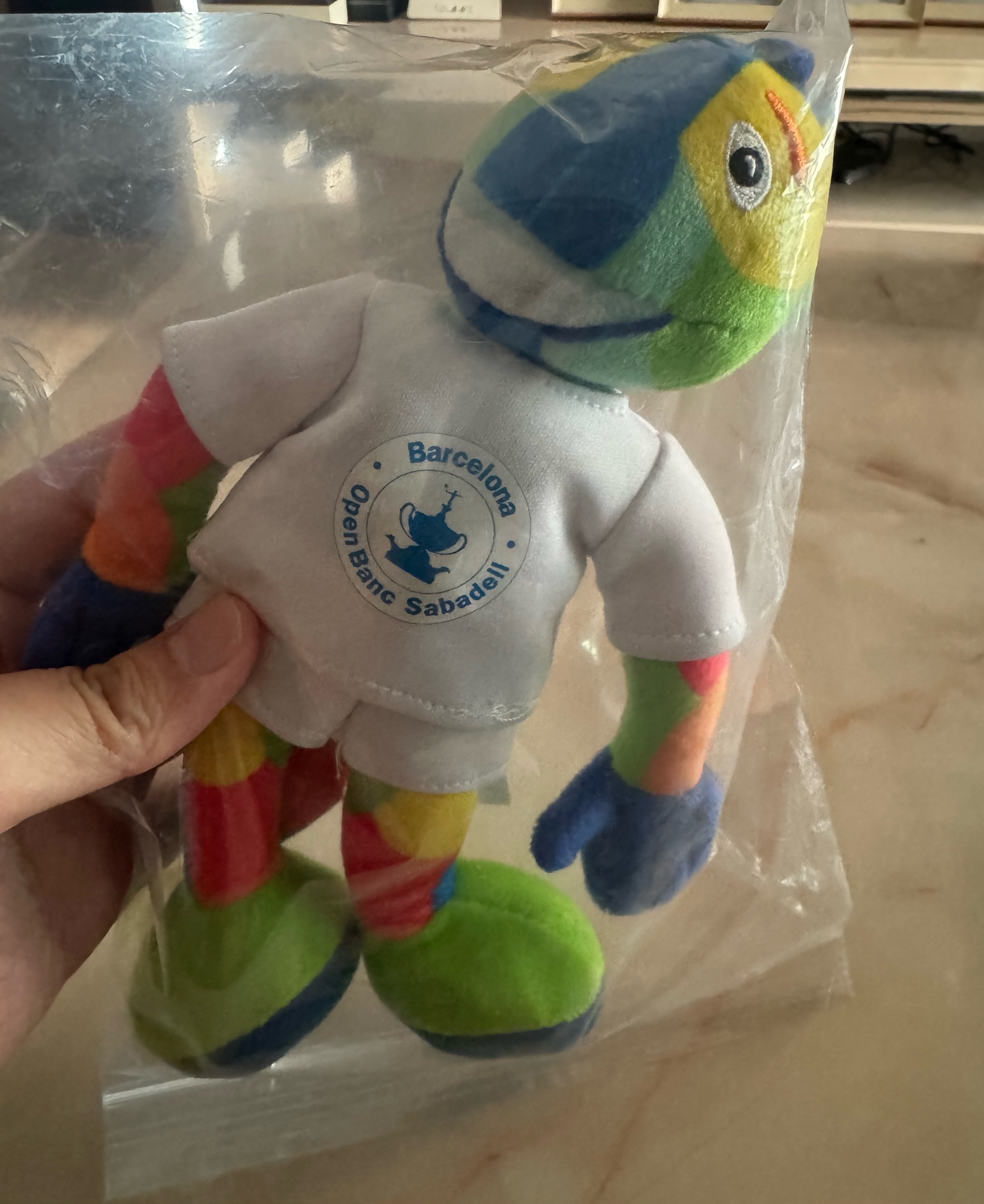 好难看懂的赛事纪念品。应该是巴塞罗那的文化符号？ 