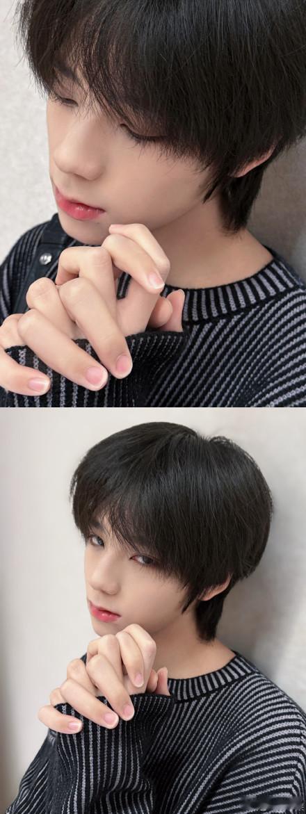 王橹杰空降 是谁的快乐突然降临！空降评论区，生图颜值超能打，少年的荣耀时刻鲜活呈