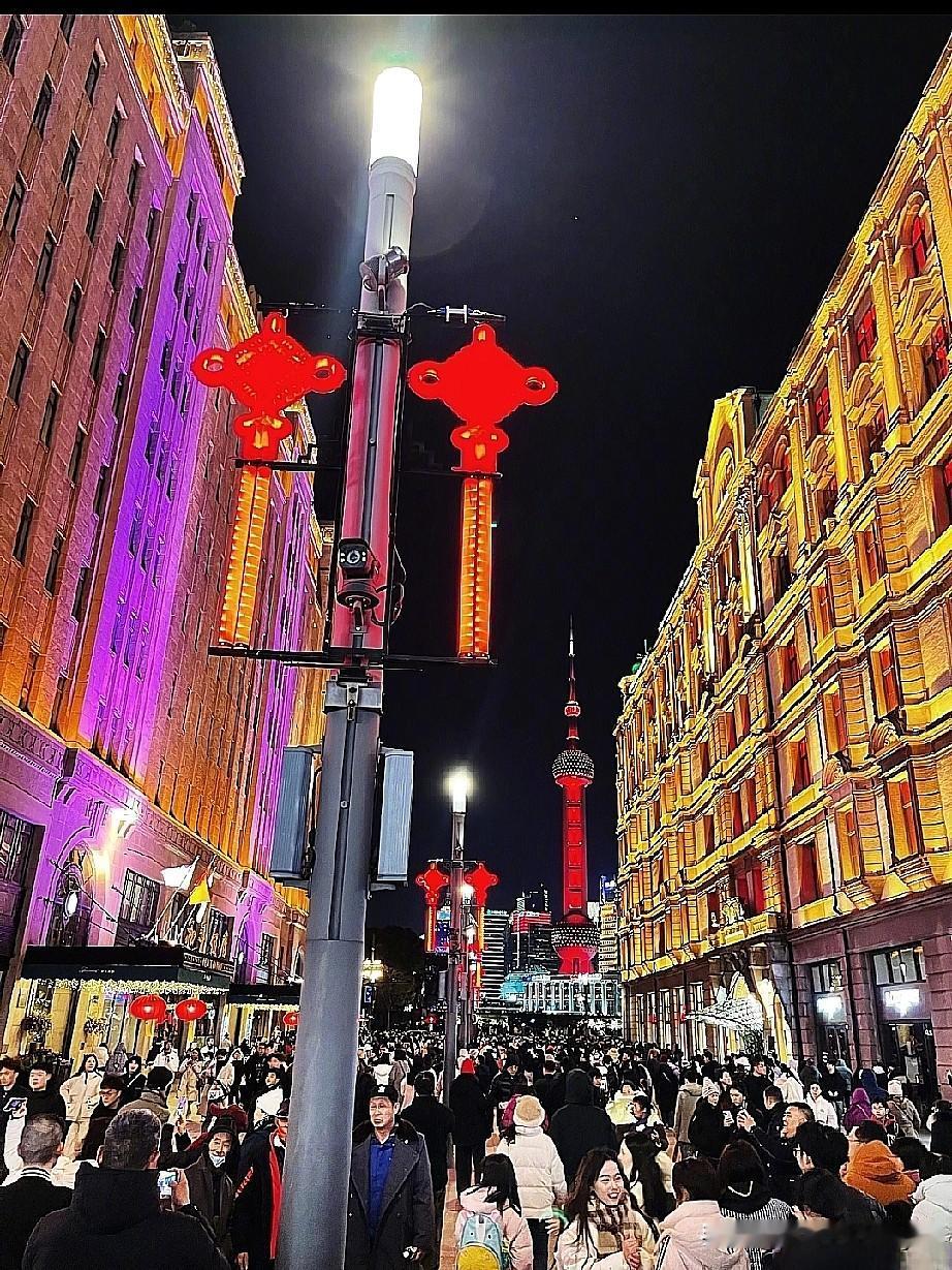 被放大的喧嚣
我猛然觉得，这世界简直吵闹得要炸开了锅。
傍晚时分，从办公室出来，