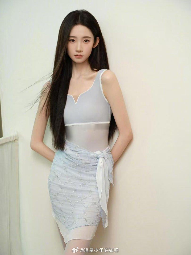 张艺凡不愧是时代峰峻大小姐 前有演技深入人心，后有红毯造型刷屏，现在直接当评委了