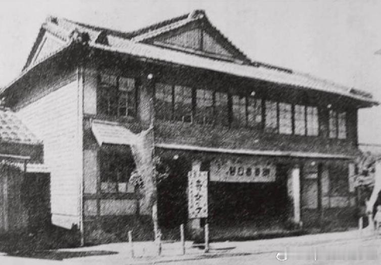 1900年6月21日台北北门的十字馆剧场兼放电影《火车进站》等片，成为台湾第一家