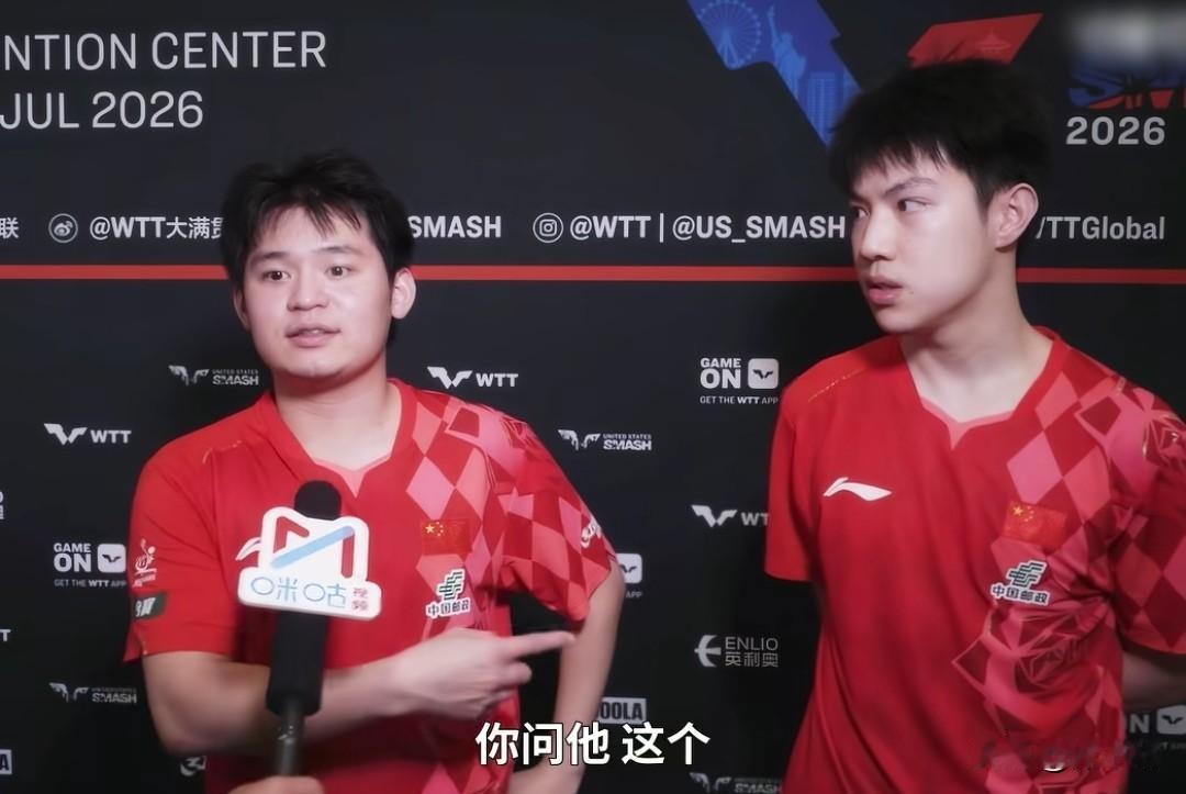 真的是要被这一幕给笑麻了！林诗栋黄友政成功拿下比赛后，两人都累的气喘吁吁，但还是
