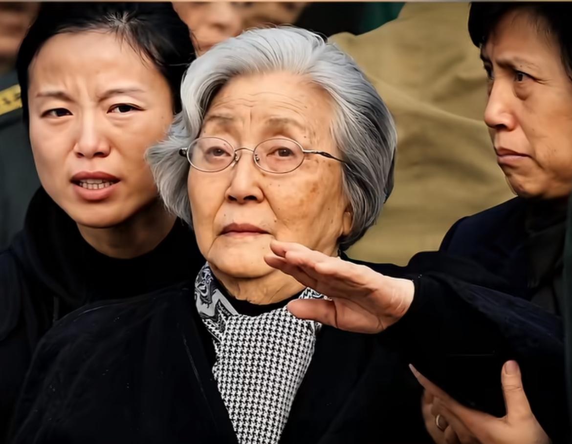 2009年11月6日八宝山告别仪式上，年近九旬的蒋英在家人搀扶下，目送丈夫灵柩装