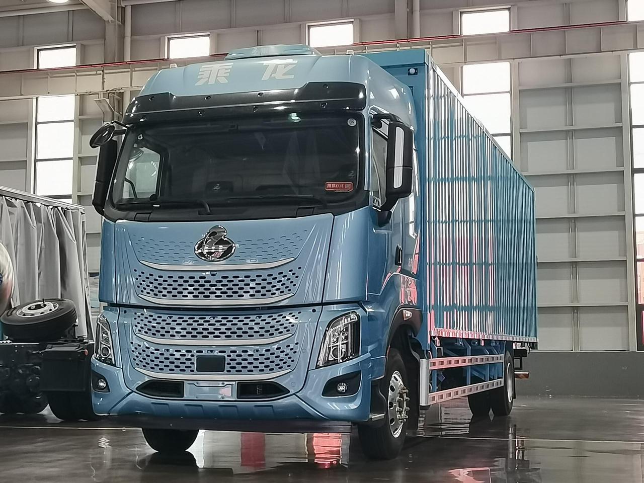 乘龙H7 Pro大单桥卡车，为东风柳汽精心打造，拥有安全可靠、大马力、轻量化、低