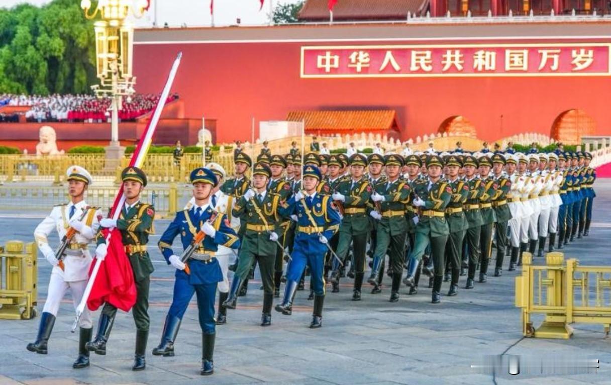 队伍里，有人快步向前，就想离国旗更近一点。大家手里几乎都拿着小红旗，红彤彤的，汇