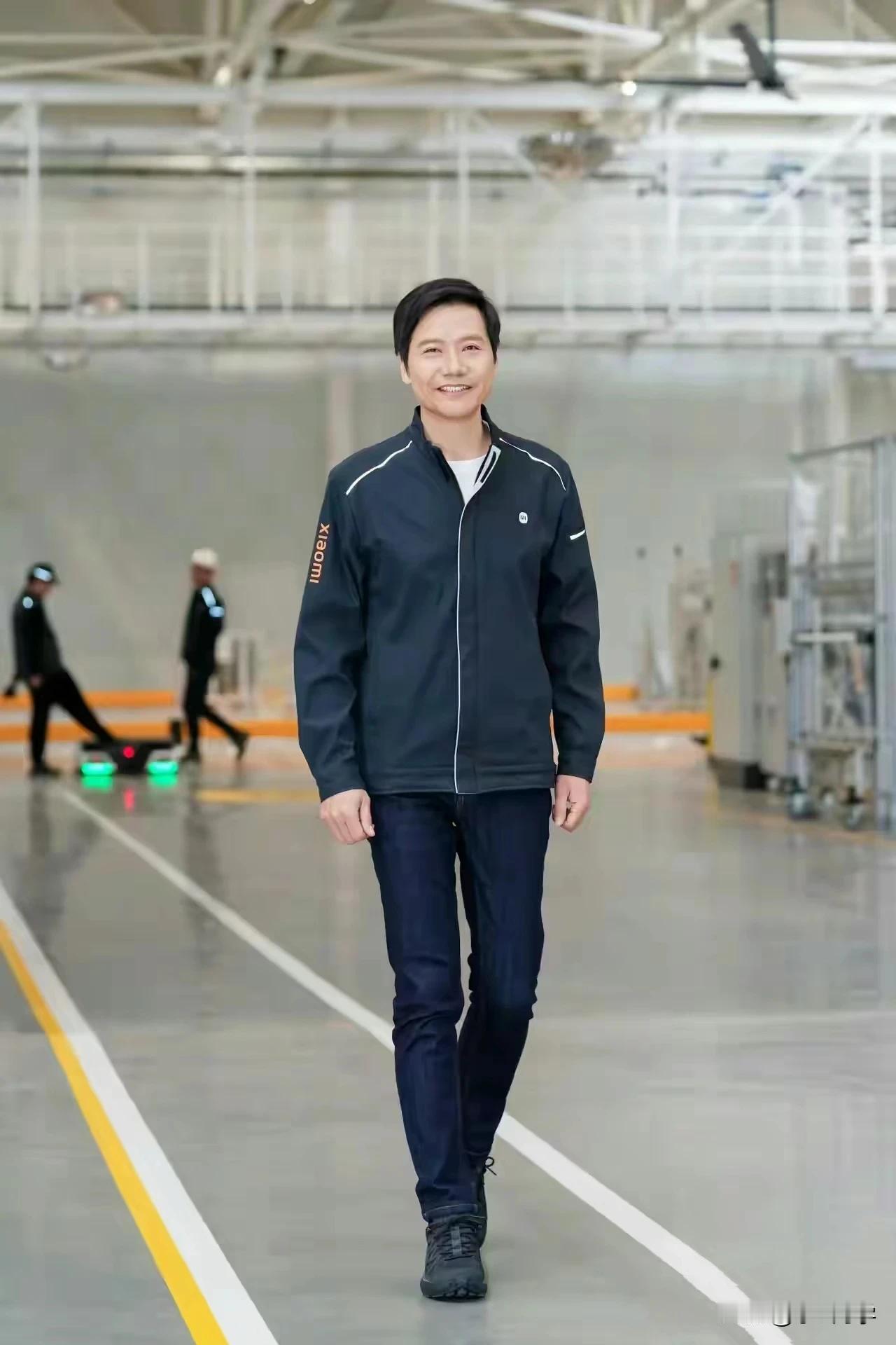 难道没人觉得雷总很帅气吗？？
同时啊，小米汽车这厂服非常nice，雷总可以把这衣