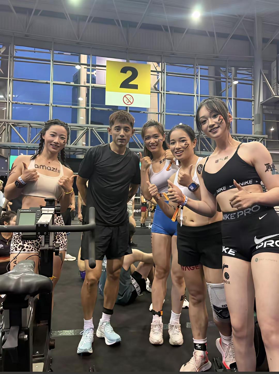 退役的男运动员，也不都是突然变成肥仔一个的。张继科先生就把身材维持的特别好，人长