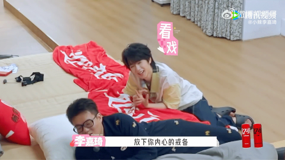 贺峻霖看李嘉琦徐志胜演戏贺峻霖看李嘉琦徐志胜演戏笑疯了 意料之外的临场发挥不断刷