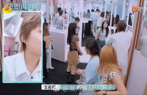 李佳琦输出担当文俊辉翻译担当我称李佳琦和文俊辉为巴黎合伙人最佳拍档，李老头讲解清