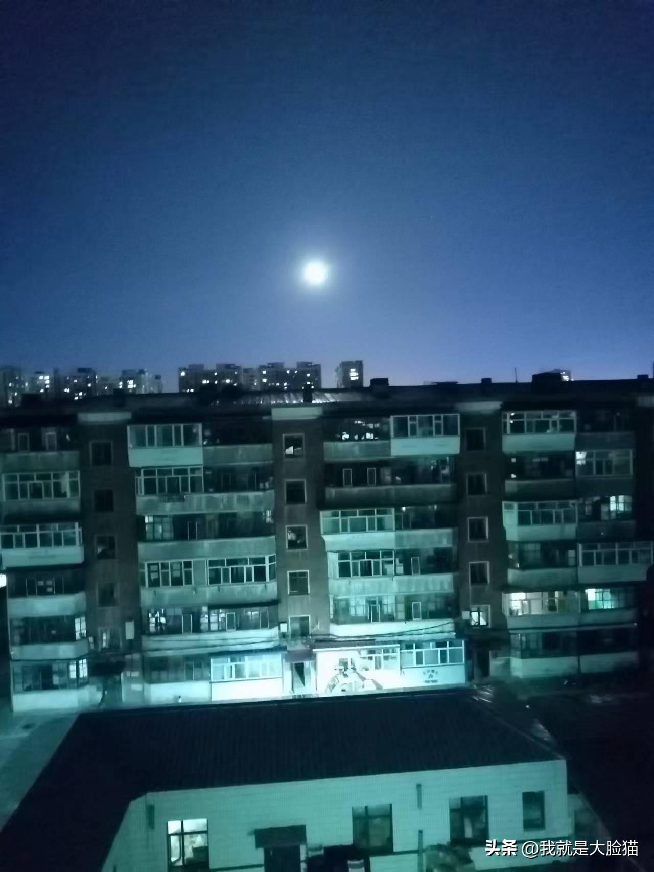 呼伦贝尔大草原不但草原美，天空依然更美，手机随拍呼伦贝尔夜晚的月亮！惬意养眼。