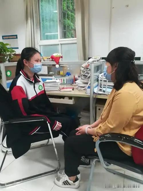 目前基层学校，已经好像走向一个让人很困惑的极端，不怎么关心教育教学质量，只抓和关