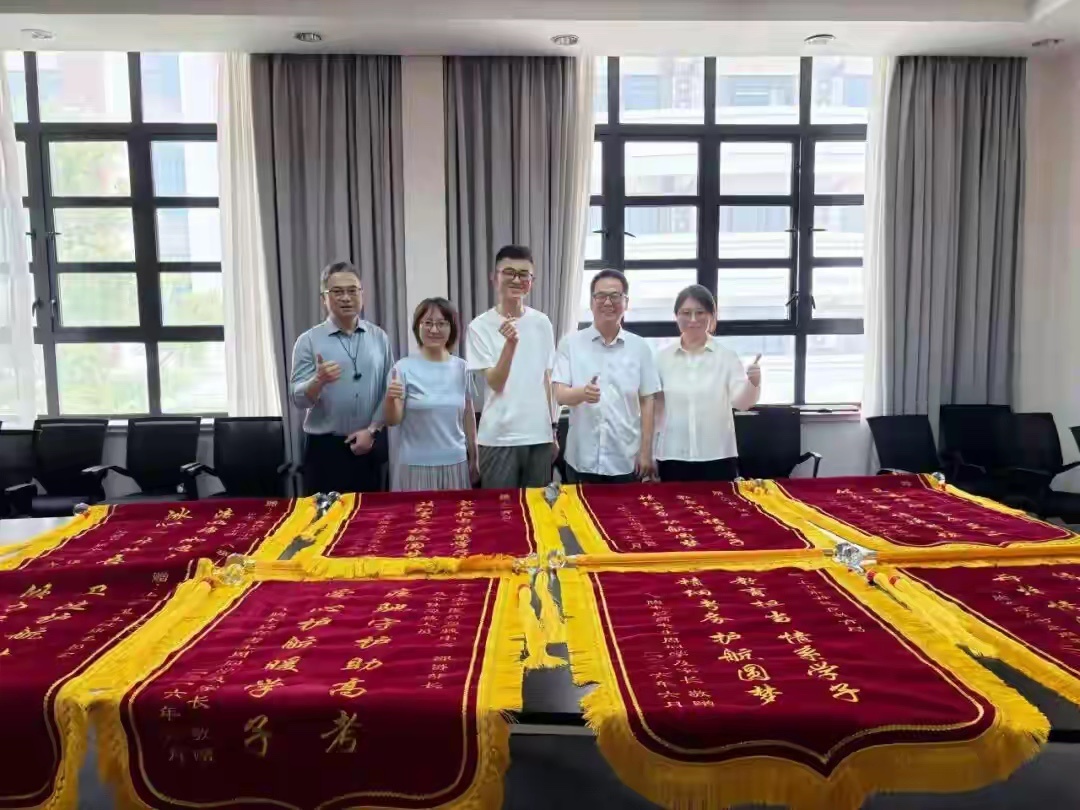 上海一考生带着气胸引流管、坐着120去高考！多部门护航，他考出618分6月7日，