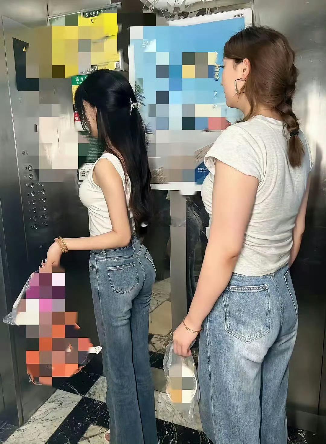 到底怎么样才能把牛仔裤穿出前面那个人的效果啊？这也太尴尬了！ 
