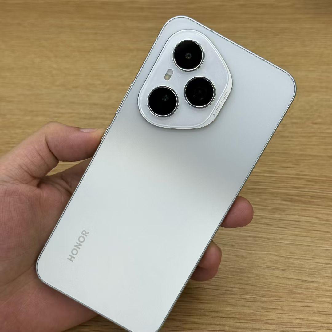 说荣耀400 Pro人像拍照不输iPhone16 Pro，应该没人反对吧，毕竟这