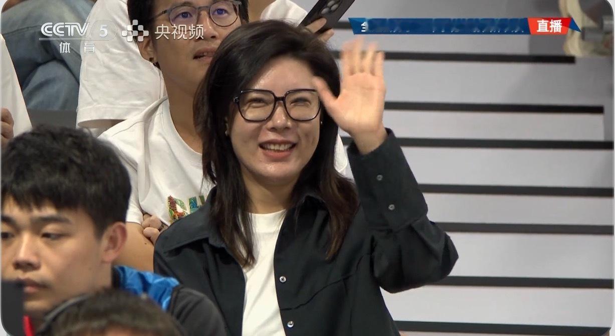 杜丽来看男团速射决赛了广东队没打好铜牌赛[允悲] ​​​