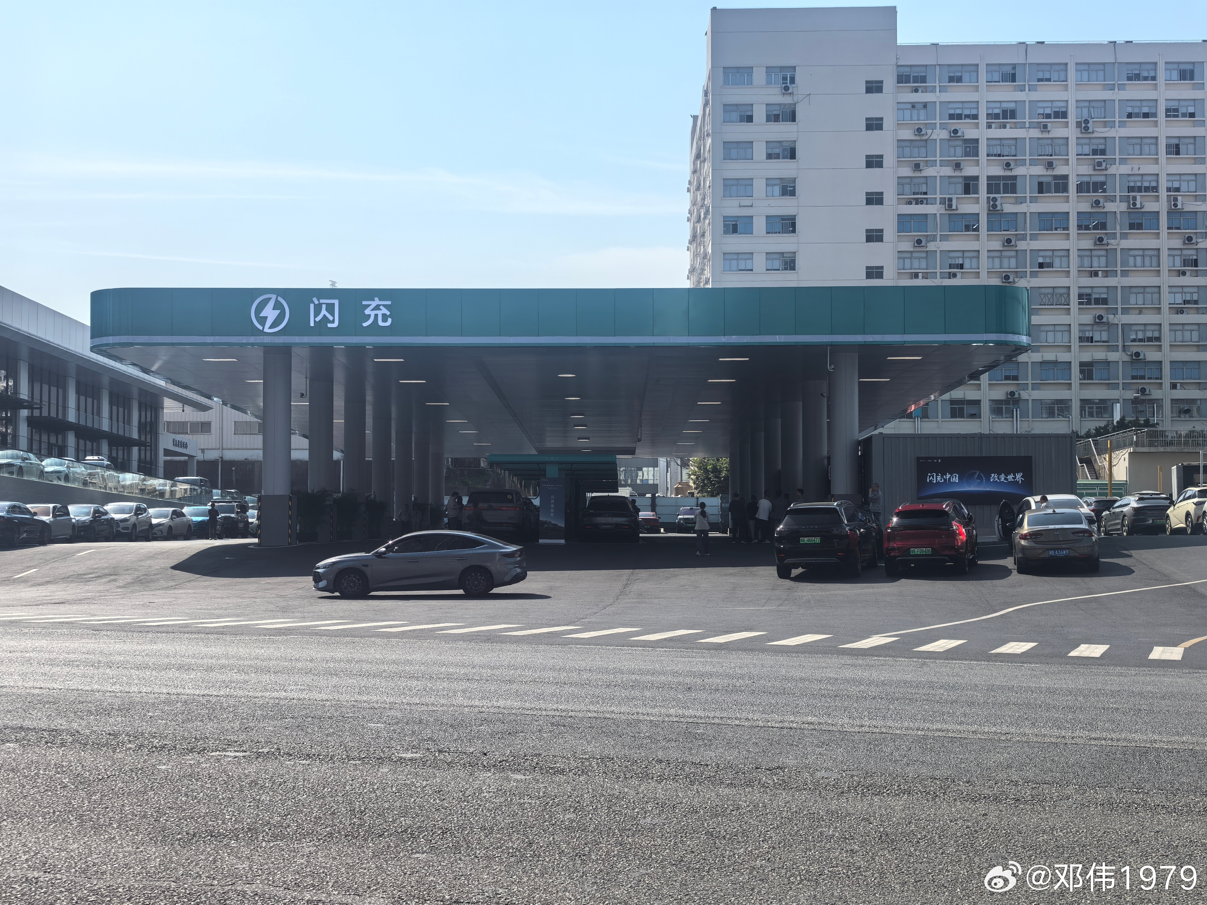 比亚迪闪充改变生活充电跟加油一样快。 