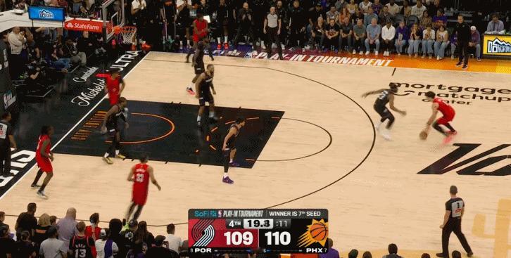 阿夫迪亚真硬啊！

这两个突破上篮，全都是弧顶一对一发起，由于太阳坚持五小阵容，