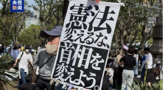 当地时间4月19号，日本东京可太热闹了，好几万日本老百姓，直接把国会给围得水泄不