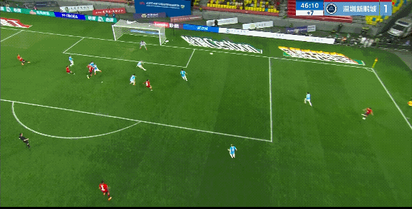 成都蓉城在先丢一球的情况下连进三球，有多打一人原因，也有深圳排兵布阵出现很大原因