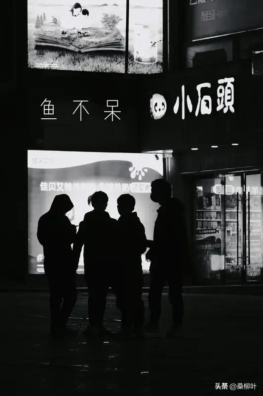 属于我

小时候偷偷穿大人的鞋，
拖沓着，踩出空洞的回响。

挂在衣柜深处的毛衣