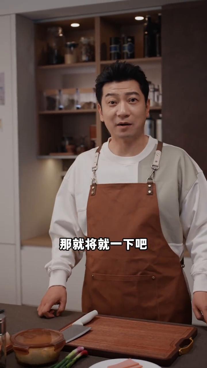 这么晚了还没睡？你也饿了吧？带你整点好吃的。看看冰箱里还有什么？这大半夜的在家冰