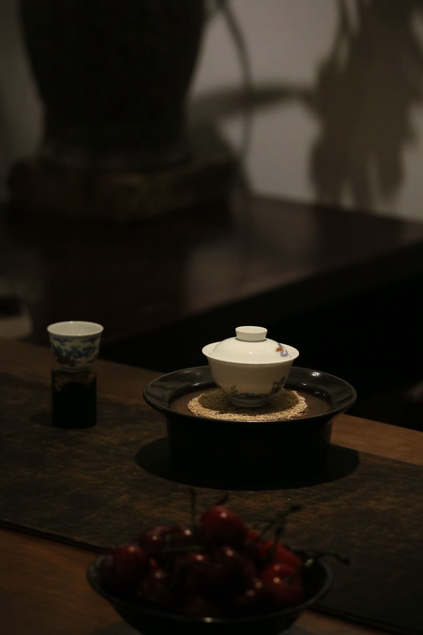 品茶赏器交友  把过往煮进茶里，从此只尝回甘，不谈苦涩。 