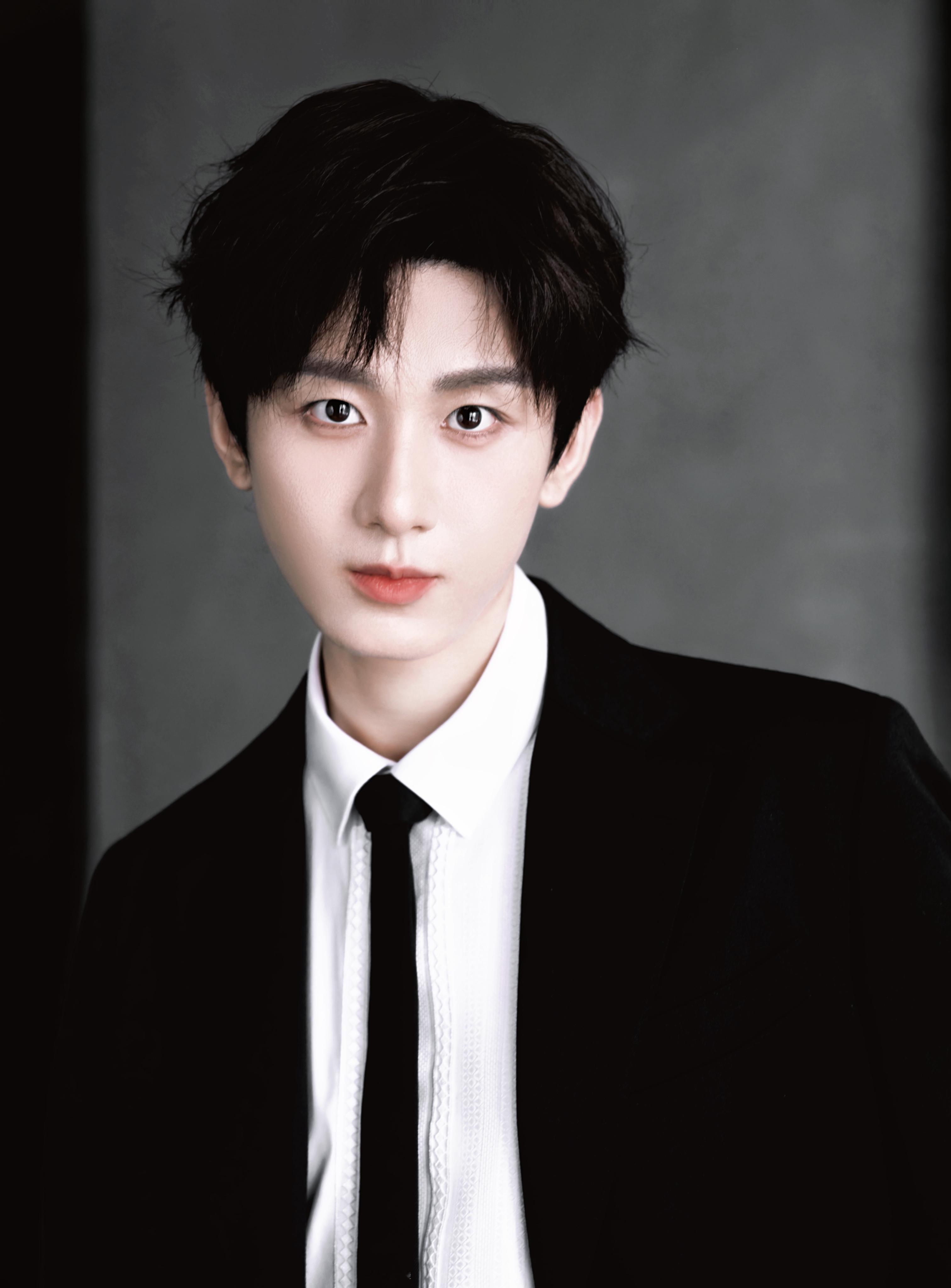 我馋西装了！利落西装衬着挺括白衬衫，领带松扯半分，后面充满想象………… 