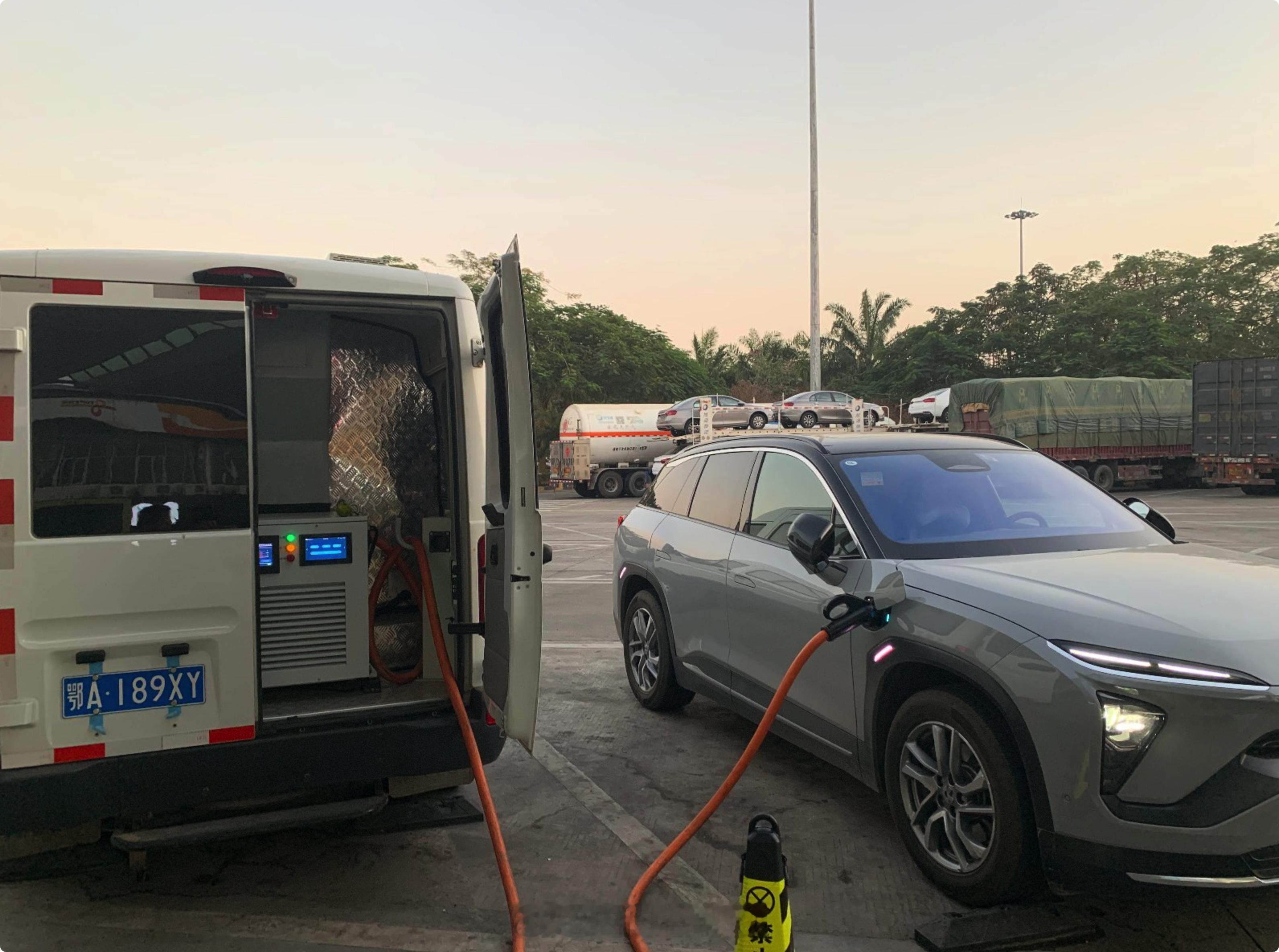 群友叫了个驾享上门洗车，发现来的是一台专门洗车的车子早年买蔚来的一看涂装就有记忆