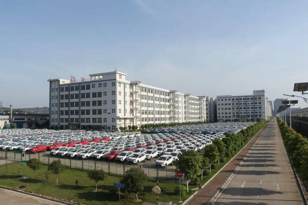 比亚迪扩招抢人才促发展模式开启了，这次一口气要招4000多名工人！这还不是最关键