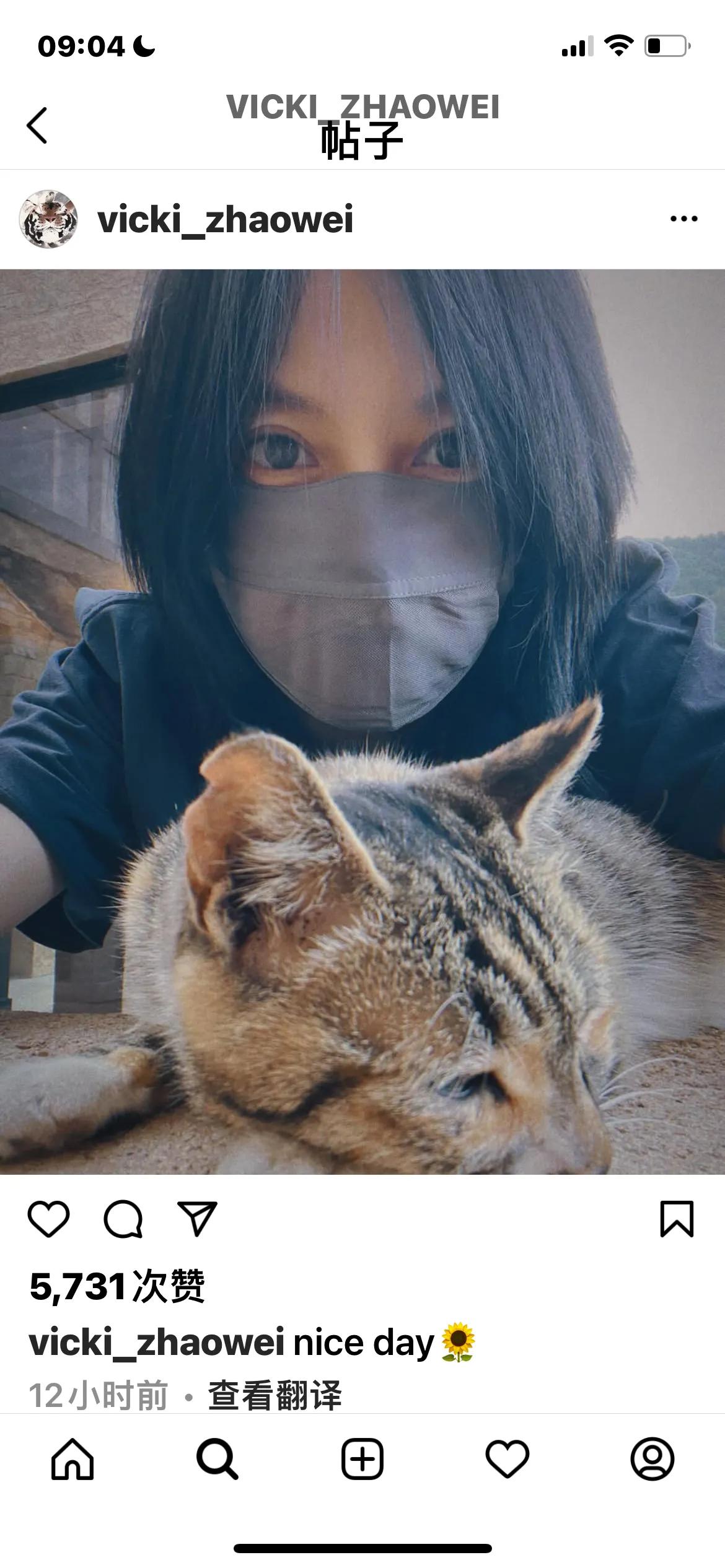 赵薇久违露面，发和猫咪合照，素颜状态好！
许久不在社交平台发表作品的赵薇，近日在