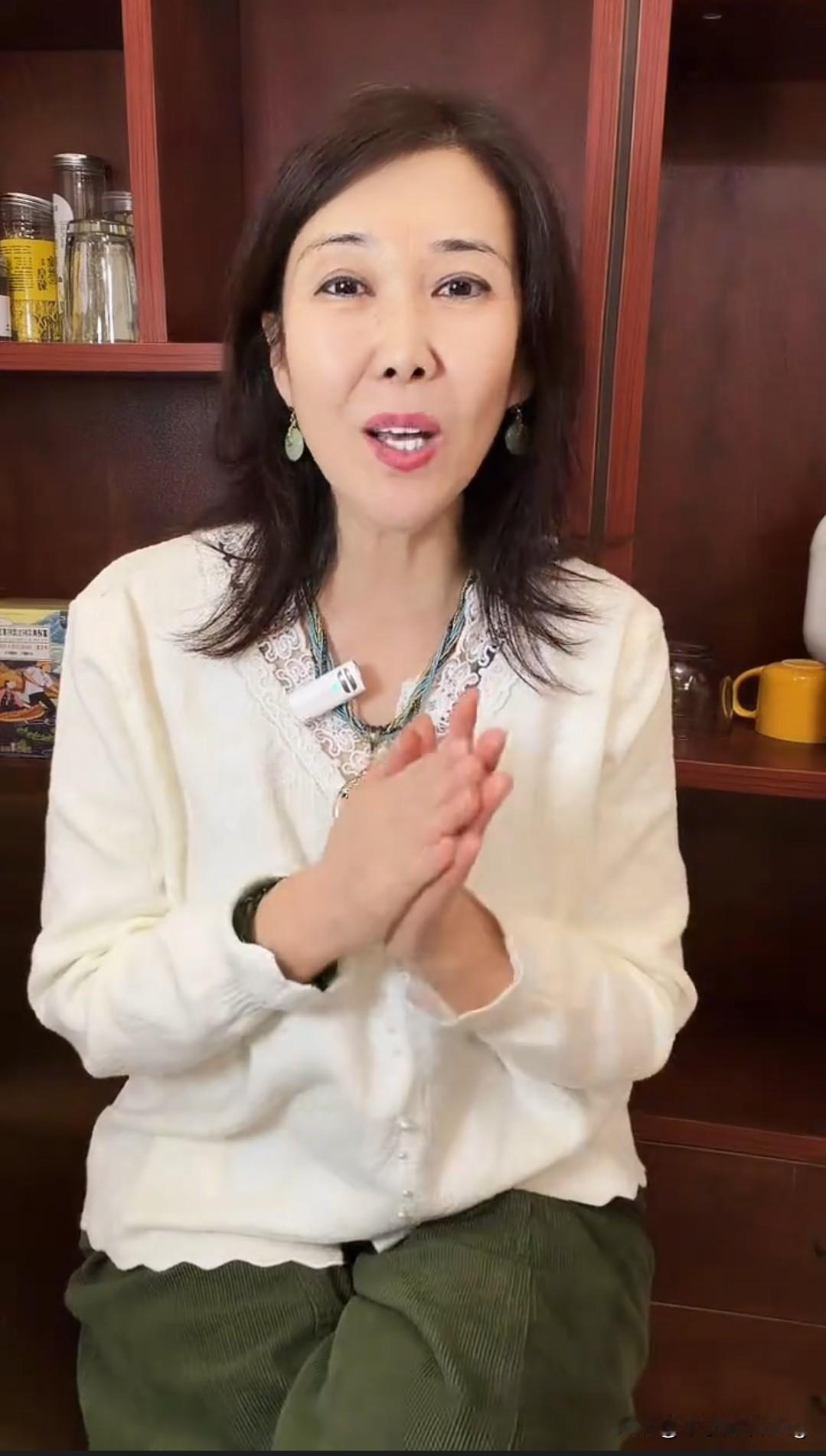 不必行色匆匆，不必光芒万丈，只需做最真实，最舒服的自己:
在这纷繁复杂的世界里，