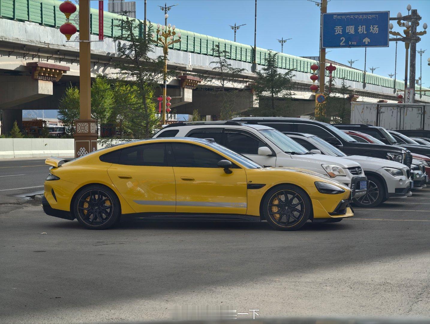 在拉萨贡嘎机场外面看到一台小米SU7 Ultra，非挖孔版[点赞]有点东西  ​