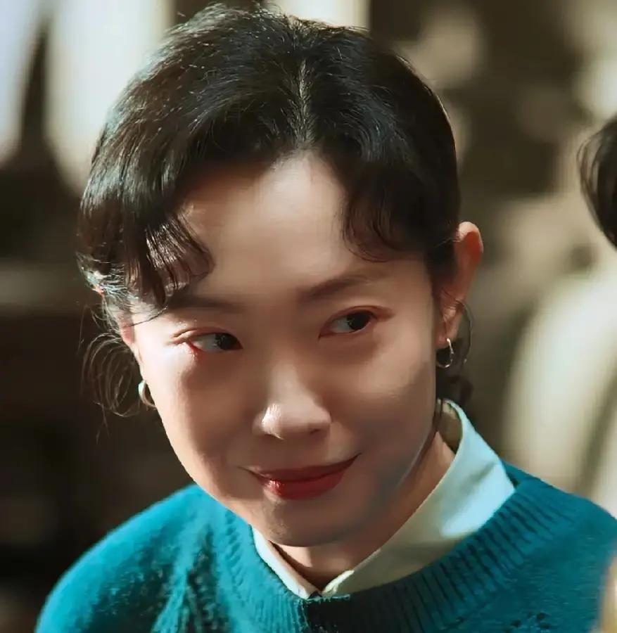 她根本不是“传统女性”。她抄鸡毛掸子的样子，像一头守护领地的母狮。

你以为东北