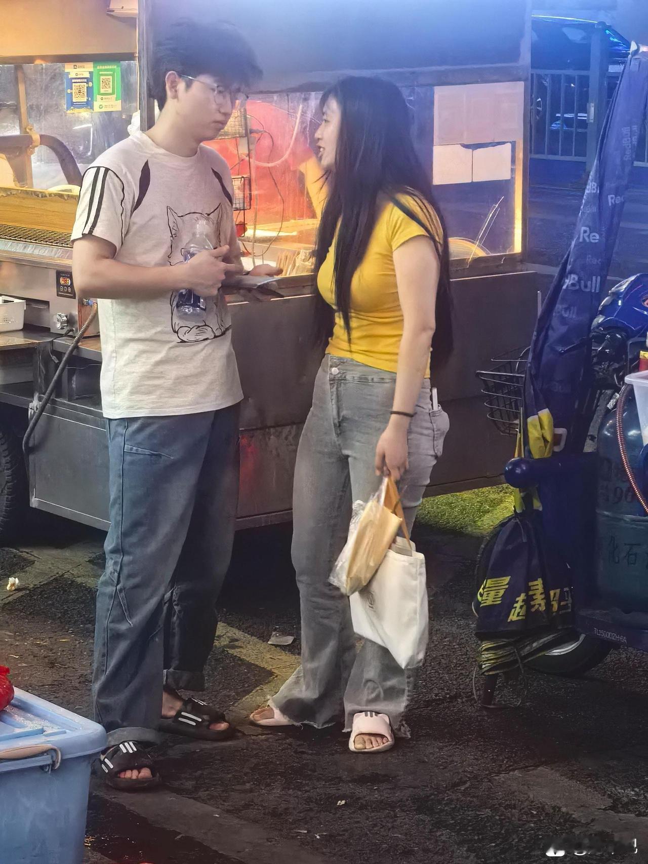 有钱人终成眷属，穷人亲眼目睹。