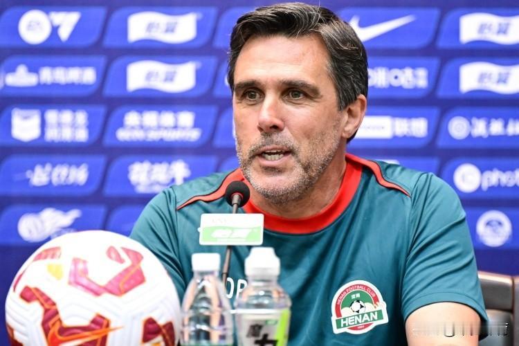 在今天下午的足协杯赛前新闻发布会上，河南队将帅都对足协杯夺冠信心满满！
    