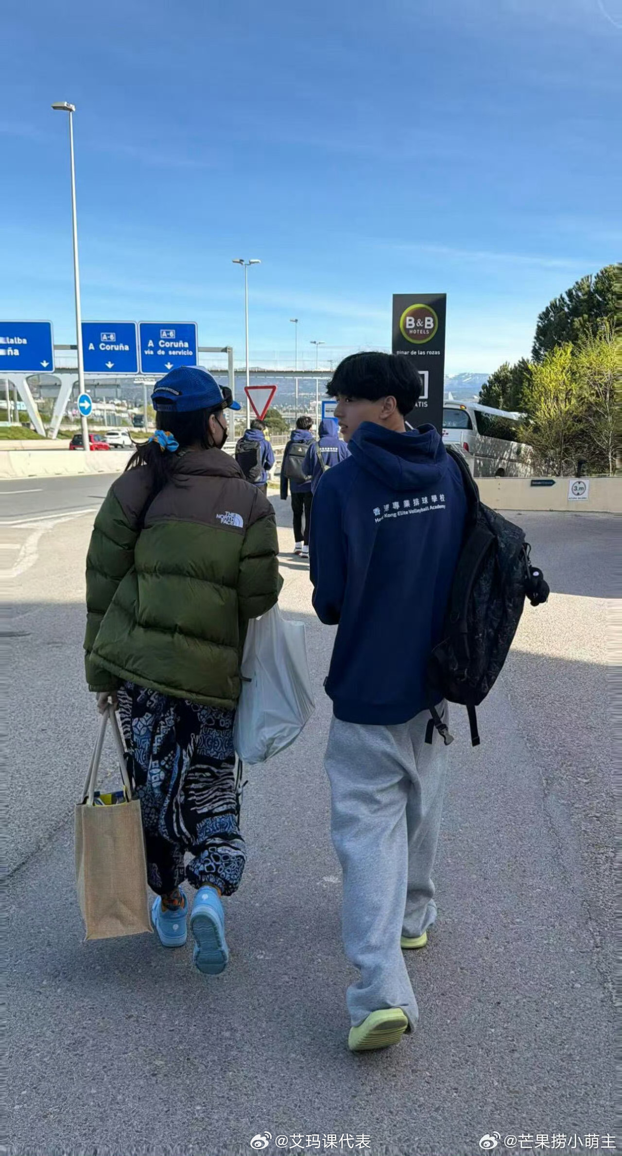 张柏芝晒和二儿子背影合照张柏芝二儿子侧脸 张柏芝二儿子小Q侧脸，太像妈妈了 